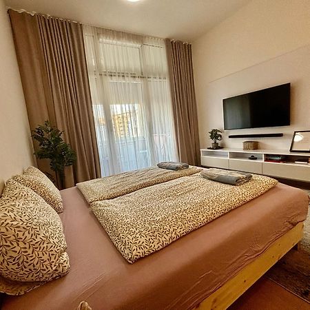 New, Beautiful Apt With Parking In Best Location! บราติสลาวา ภายนอก รูปภาพ