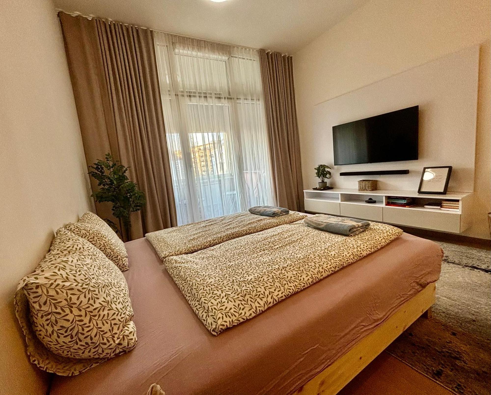 New, Beautiful Apt With Parking In Best Location! บราติสลาวา ภายนอก รูปภาพ