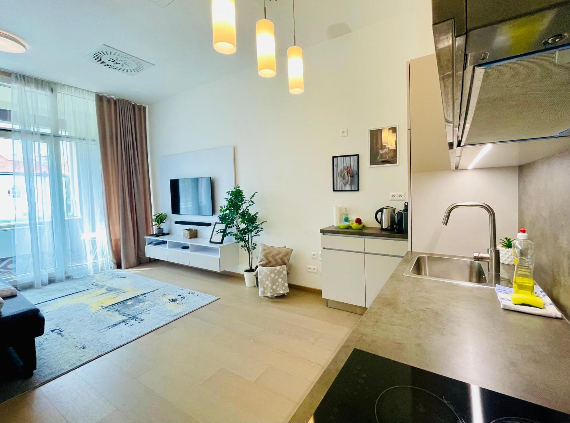 New, Beautiful Apt With Parking In Best Location! บราติสลาวา ภายนอก รูปภาพ